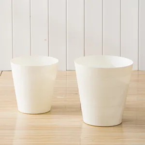 Corbeille a papier blanche minimaliste en plastique sans couvercle pour bureau salon.
