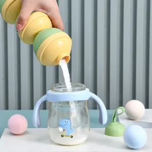 Tragbarer 3-schichtiger Baby-Milchpulverspender und süßes Cartoon-Griff-Babyflaschen-Set für unterwegs.