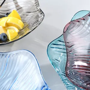 Moderne gewellte Obstschale aus Kunststoff, transparente Snackschale für das Wohnzimmer.