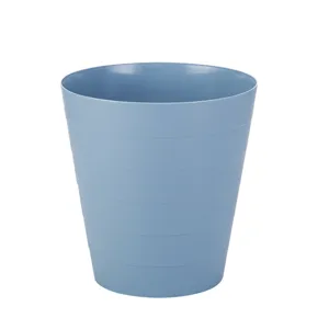 Papelera redonda grande de plastico azul claro con diseño ranurado para oficina y hogar.