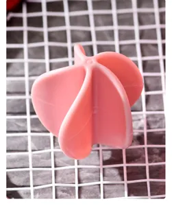 Roze kunststof shaker bal detailopname, multi-lobbige blender menger voor fitnessbeker.