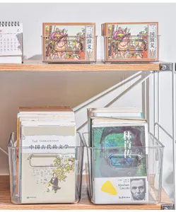 Boite de rangement en plastique transparent pour livres et fournitures de bureau.