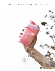Close-up van roze kunststof shaker beker detail, draagbaar ontwerp met handvat voor sport.