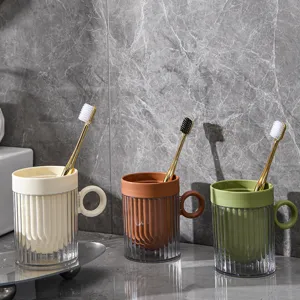 Minimalistische Kunststoff Zahnbürstenbecher Spülbecher mit Streifen für Badezimmer.