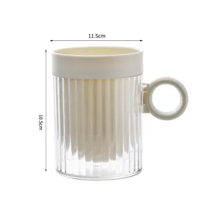Minimalistischer Plastik Mundbecher mit Ringgriff und klarem RillenDesign für den täglichen BadGebrauch.