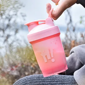 Roze kunststof protein shaker fles voor fitness, sport en handige draagbare waterbeker.