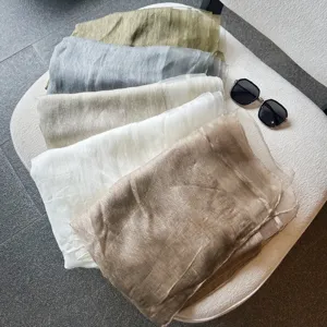 Detailaufnahme von leichten Woll-Seide-Mischgewebe-Schals in mehreren Farben ordentlich.