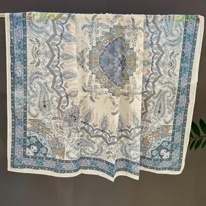 Vista detallada de pañuelo cuadrado grande para mujer con estampado mandala paisley boho.