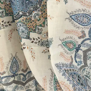 Elegante pañuelo cuadrado grande de mujer con estampado paisley vintage, ligero y suave.