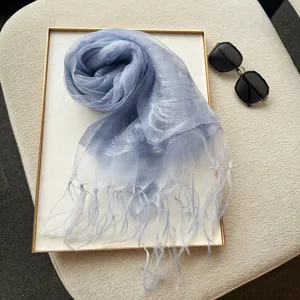 Leichter blauer Seidenschal mit zarten Fransen, elegantes semi-transparentes Sommertuch.