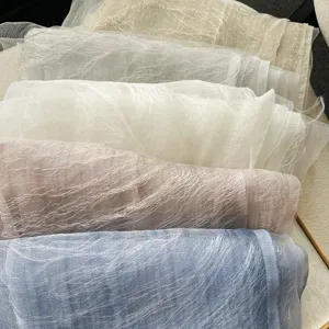 Zarte mehrschichtige Seidenchiffon-Gewebe-Details mit feiner strukturierter transparenter Oberfläche.