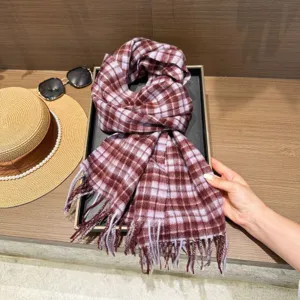 Sciarpa in lana a quadri classica per l'inverno con frange, scialle lungo e caldo accessorio.