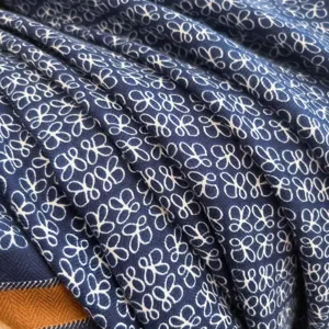 Damen blumig bedruckter quadratischer Schal, eleganter Fischgrät-Stoff Schal Detail.