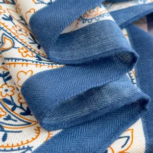 Blaues Fischgrätenkanten-Design Damen Schal mit Blumenmuster Detail Textur Ansicht