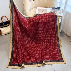 Detaillierte Ansicht eines luxuriösen roten Seidenquadratschirms mit geometrischem Print.
