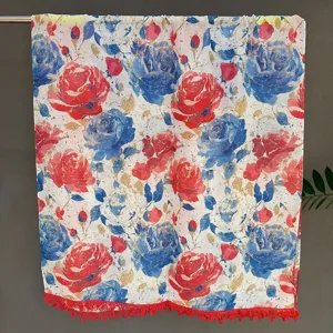 Zarter Blumenprint-Schal mit lebendigen roten und blauen Rosen und stylischem Fransen-Detail.