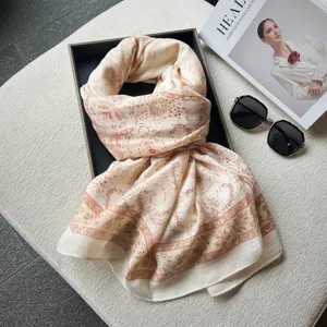 Vue détaillée du foulard en lin vintage à motif cachemire, châle rétro pour femmes.