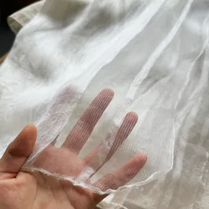 Nahaufnahme der feinen, durchsichtigen Seidenmischung Schal Stoffstruktur und Gewebe Detail.