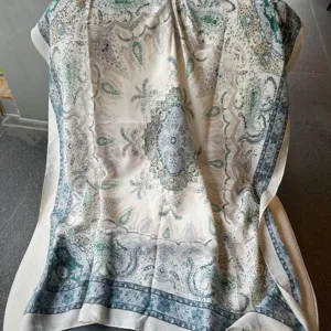 Écharpe châle en lin et coton à motif paisley ethnique vintage, design floral élégant.