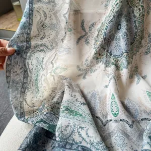 Gros plan détaillé du foulard ethnique vintage à motif cachemire aux motifs complexes et texture.