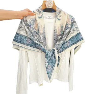 Pañuelo cuadrado grande para mujer con estampado paisley, elegante chal ligero azul.