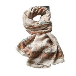 Écharpe en coton et lin style ethnique vintage pour femme, idéale pour le voyage.