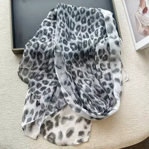 Detailaufnahme eines schwarz-weißen Leopardenmuster-Chiffonschals, leichtes Sommerschaltuch.