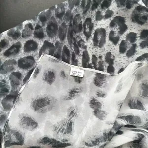 Detailansicht Damen Mode schwarz grau Leo Muster Schal weich Polyester Seide Gefühl Stoff