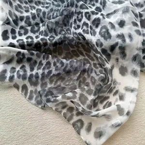 Schwarz-weißer Leopardenmuster-Schal, leichtes Georgette-Material, eleganter Damentuch.