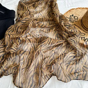 Dünner Damen Schal mit Leopardenmuster, leichtes Baumwolle-Leinen-Gefühl Sonnenschutz Accessoire.