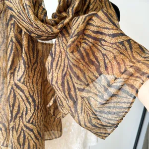 Nahaufnahme der Stofftextur und des weichen Designs von leichtem Animal-Print-Schal.