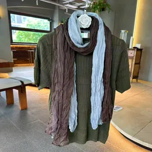 Fashionable pleated color-matching scarf and knitted top set, autumn winter chic stylish shawl.