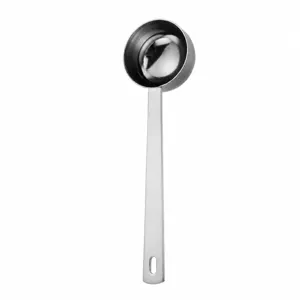 Détail de cuillère mesure en inox, long manche, capacité 30ml, précise et pratique.