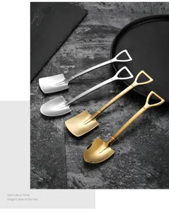 Primer plano detallado de cucharas creativas con forma de pala de acero inoxidable.