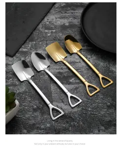 Set de cuatro hermosas cucharas con forma de pala de acero inoxidable para postre.