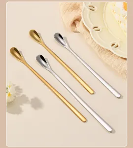 Detailansicht langer Edelstahlloeffel in Gold und Silber, ideal fuer Kaffee und Desserts.