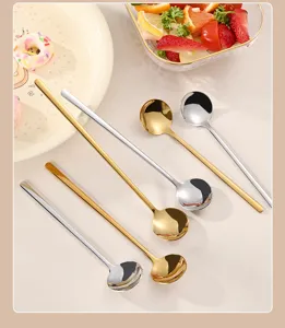 Detalle cucharita redonda de postre y café de acero inoxidable en dorado y plateado.