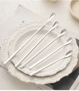 Detailansicht des Edelstahl Rührlöffels mit langem Griff, schlankes Design für Kaffee.
