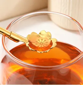 Gros plan détaillé d'une cuillère paille en acier inoxydable fleur de cerisier.