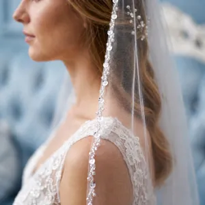 Velo da sposa corto in tulle con bordo di perle cucito a mano per eleganti cerimonie.