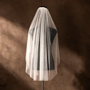 Vista dettagliata del velo da sposa stellato bianco scintillante, tessuto in tulle leggero, accessorio.