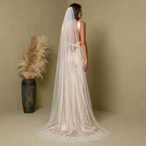 Elegante velo da sposa lungo con delicati bordi di perle cuciti a mano per cerimonie romantiche.