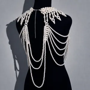 Chaine d'epaule en perles multicouche, detail exquis de bijou de corps pour mariage et fete.