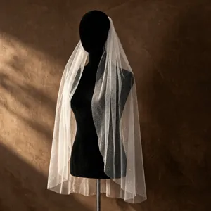 Dettaglio velo da sposa scintillante in tulle con stampa stellata, accessorio nuziale.