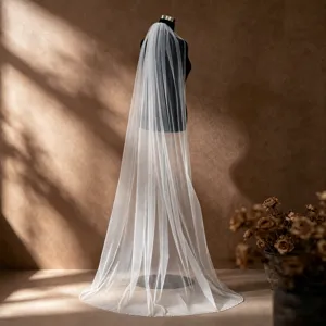Elegante velo da sposa singolo con bordo di perle cucite a mano per fotografia e cerimonie.
