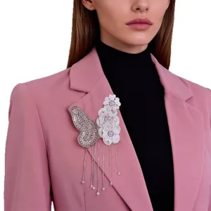 Elegante broche de mariposa con diamantes de imitación y borlas colgantes para ropa de moda.
