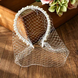 Cerchietto di perle bianche con velo a gabbia, elegante accessorio per capelli vintage.
