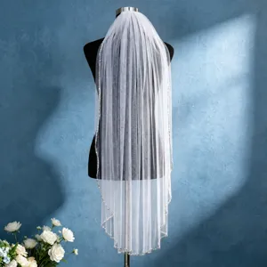 Corto velo da sposa monostrato con bordo perlato cucito a mano, elegante accessorio.