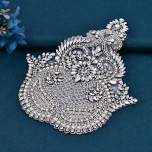 Exquisito parche de diamantes de imitación y perlas, primer plano detallado de aplique DIY.