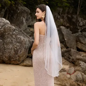 Elegant single-layer bridal veil featuring delicate beaded and rhinestone edge for wedding.